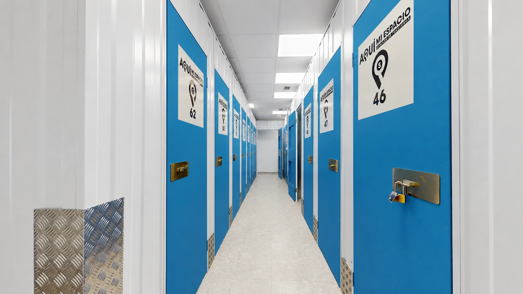 Interior de un centro de alquiler de trasteros Aquí Mi Espacio